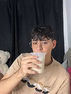 Snapshot of Tom_Parker_ chatting on June 3, 2026, 10:14 pm Tom Parker online show from June 3, 2026, 10:14 pm