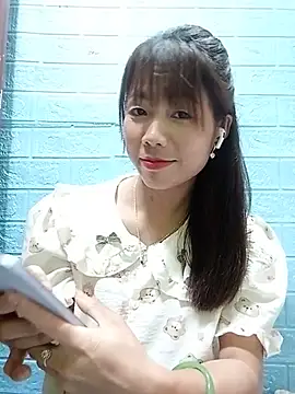 AmyLinee01 online show from July 28, 2026, 8:52 pm
