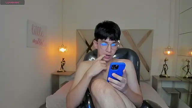 SantiTwinkyy online show from March 30, 2026, 2:40 pm