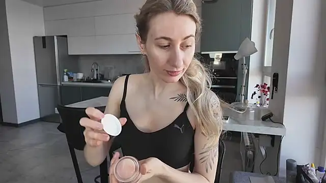 Snapshot of HEY_KITSUNKA chatting on April 5, 2026, 8:32 am HEY KITSUNKA online show from April 5, 2026, 8:32 am