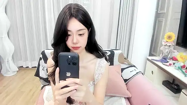 jolie 33 online show from April 19, 2026, 1:45 pm
