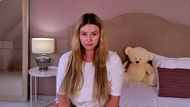 Snapshot of CharlotteAtwoood chatting on June 14, 2026, 4:08 pm CharlotteAtwoood online show from June 14, 2026, 4:08 pm