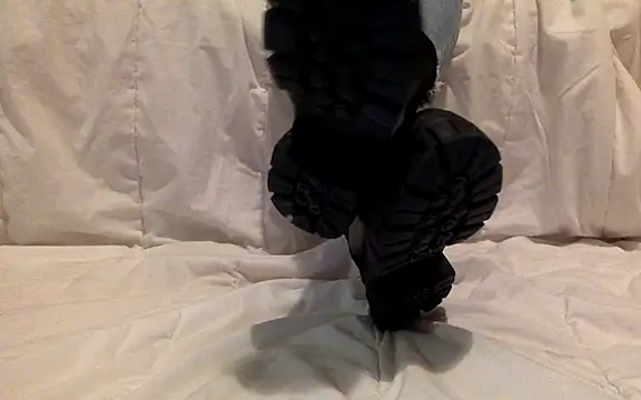 Snapshot of LilouPieds chatting on March 27, 2026, 9:27 pm LilouPieds online show from March 27, 2026, 9:27 pm