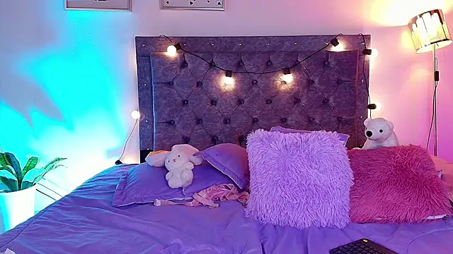 Daphne Rosse online show from July 28, 2026, 3:43 pm