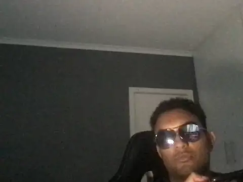 uunluckii online show from March 24, 2026, 4:40 pm