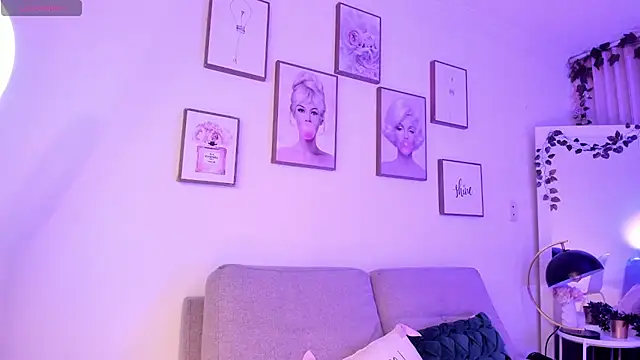 emilydolly  online show from May 7, 2026, 11:13 am