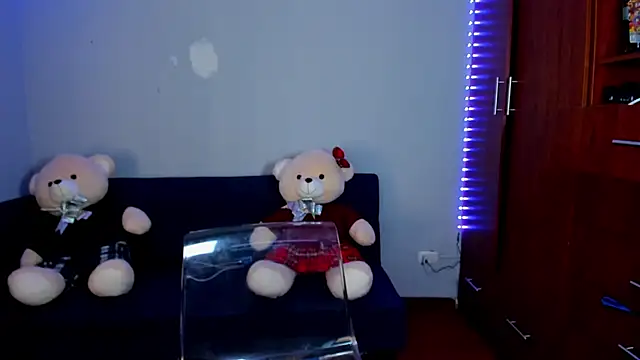 juaithpetite online show from April 10, 2026, 3:57 am