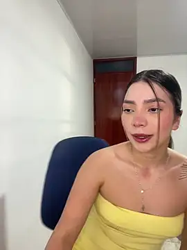 Snapshot of Catalina_bel chatting on May 3, 2026, 10:35 pm Catalina bel online show from May 3, 2026, 10:35 pm