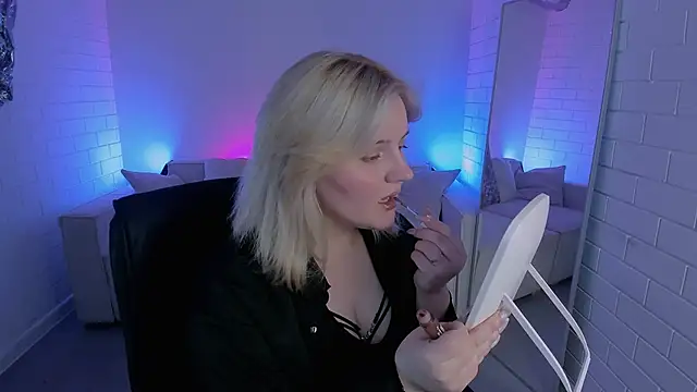 Snapshot of KathyBriggs chatting on April 18, 2026, 5:54 am KathyBriggs online show from April 18, 2026, 5:54 am