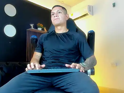 Snapshot of HenrryDouglas chatting on June 11, 2026, 2:14 pm HenrryDouglas online show from June 11, 2026, 2:14 pm