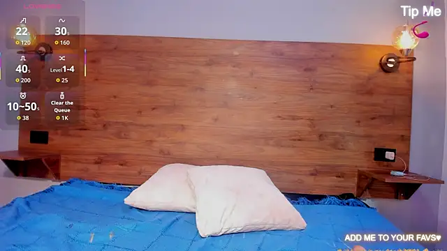 MOONWUW online show from May 3, 2026, 12:27 am