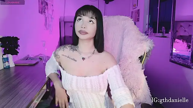 Snapshot of goth_Valentinna chatting on April 19, 2026, 1:28 am goth Valentinna online show from April 19, 2026, 1:28 am