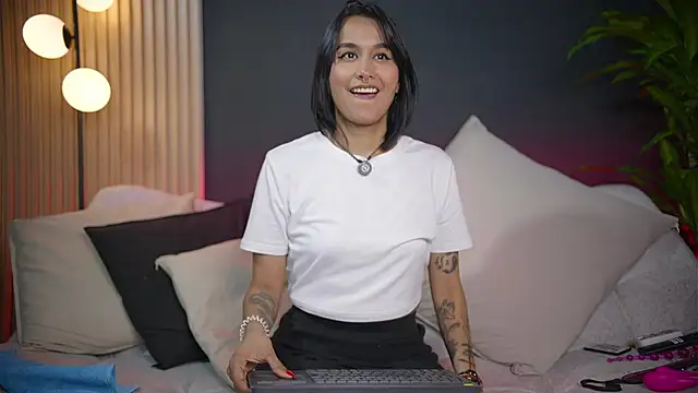 charlottehershel02 online show from June 11, 2026, 2:22 am