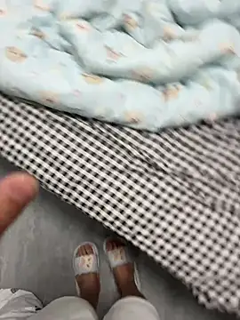 yingzi003 online show from April 14, 2026, 4:12 pm