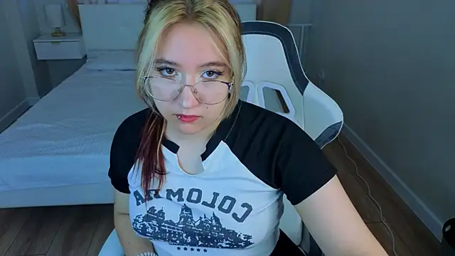 Luna Host online show from May 9, 2026, 2:26 am