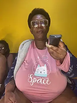 Snapshot of BoobsQueeen chatting on July 20, 2026, 12:40 am BoobsQueeen online show from July 20, 2026, 12:40 am