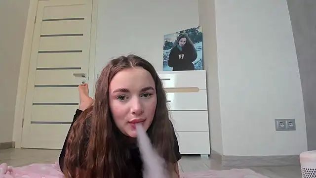 Snapshot of AlinaLuxxx chatting on May 15, 2026, 10:24 am AlinaLuxxx online show from May 15, 2026, 10:24 am