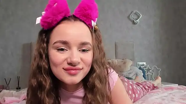 Snapshot of AlinaLuxxx chatting on April 23, 2026, 1:02 pm AlinaLuxxx online show from April 23, 2026, 1:02 pm