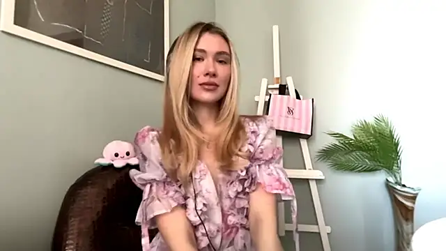 Alicesuperstar online show from March 31, 2026, 7:32 am