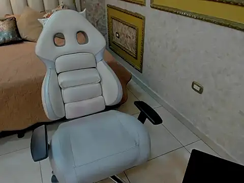 Snapshot of Hanna__Bloom1 chatting on May 11, 2026, 1:45 pm Hanna Bloom1 online show from May 11, 2026, 1:45 pm