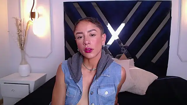 Snapshot of Skylee_and_Violet chatting on April 9, 2026, 8:04 pm Skylee and Violet online show from April 9, 2026, 8:04 pm
