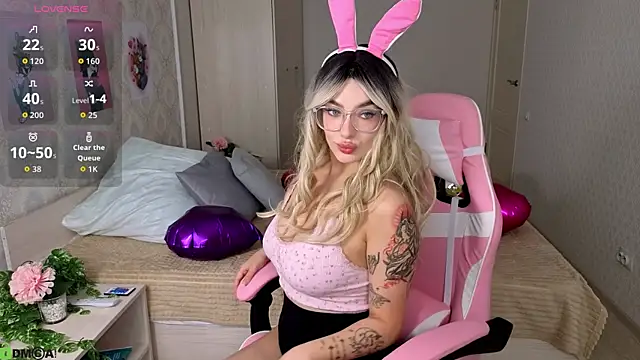 Snapshot of Emily_Bloom_119 chatting on April 1, 2026, 7:10 am Emily Bloom 119 online show from April 1, 2026, 7:10 am