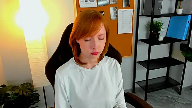 Snapshot of CherryCrushLove chatting on May 7, 2026, 6:06 am CherryCrushLove online show from May 7, 2026, 6:06 am