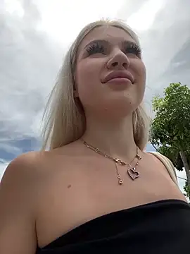 Snapshot of Kiss_Auroraa chatting on May 6, 2026, 5:11 am Kiss Auroraa online show from May 6, 2026, 5:11 am