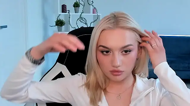 CarmonMola online show from April 1, 2026, 1:41 pm