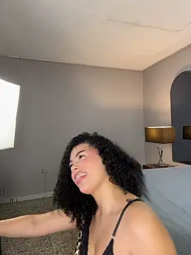 Snapshot of LuxyLux_ chatting on April 1, 2026, 12:02 am LuxyLux online show from April 1, 2026, 12:02 am