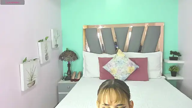 Alina Valmont online show from May 17, 2026, 2:39 pm