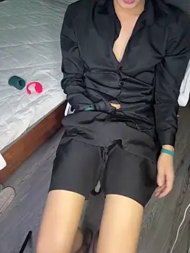 tuanhip online show from May 8, 2026, 2:15 am