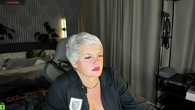 Snapshot of Linda_Zef1r chatting on May 12, 2026, 9:37 am Linda Zef1r online show from May 12, 2026, 9:37 am