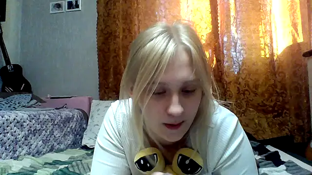 Snapshot of IsOlli chatting on June 4, 2026, 1:27 pm IsOlli online show from June 4, 2026, 1:27 pm