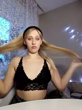 Snapshot of IsOlli chatting on April 4, 2026, 12:23 pm IsOlli online show from April 4, 2026, 12:23 pm