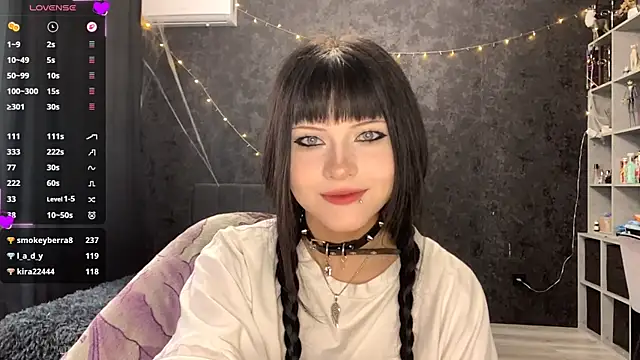 Snapshot of EmilyEmbears chatting on May 12, 2026, 6:32 am EmilyEmbears online show from May 12, 2026, 6:32 am