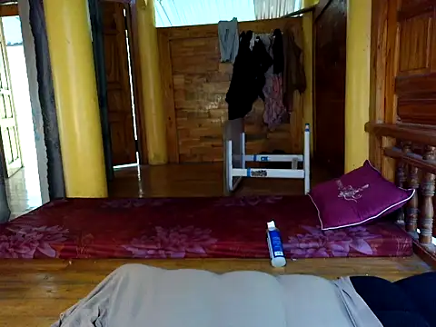 Snapshot of Mely2005 chatting on April 17, 2026, 12:57 am Mely2005 online show from April 17, 2026, 12:57 am