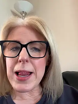 Snapshot of Laylaskyexx chatting on April 7, 2026, 10:17 am Laylaskyexx online show from April 7, 2026, 10:17 am