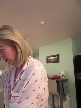 Snapshot of Laylaskyexx chatting on April 8, 2026, 5:31 am Laylaskyexx online show from April 8, 2026, 5:31 am