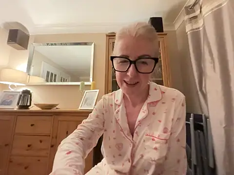 Laylaskyexx online show from May 19, 2026, 9:44 pm