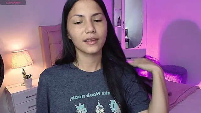 littleflame18 online show from April 20, 2026, 2:07 pm