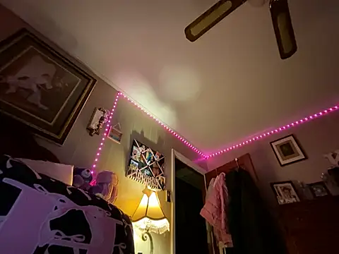 HollyBurst online show from April 8, 2026, 2:35 am