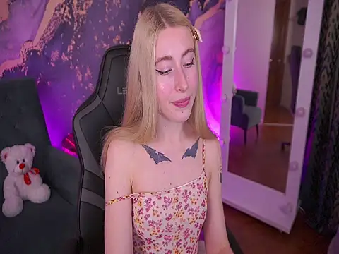 MelaniiePlay online show from April 22, 2026, 12:56 pm