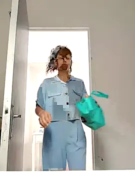 Lolaa92i online show from April 9, 2026, 7:47 am