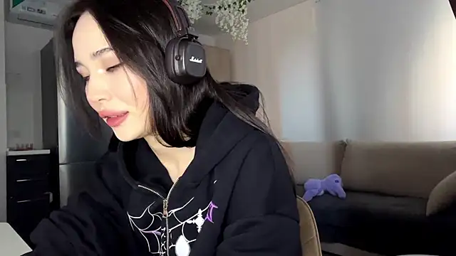 Elizabetswan online show from April 12, 2026, 1:25 pm