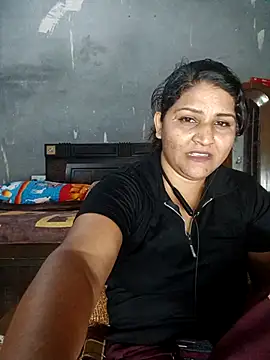 Snapshot of Riyashrma001 chatting on May 4, 2026, 6:17 am Riyashrma001 online show from May 4, 2026, 6:17 am