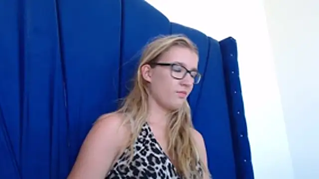 Snapshot of Yennyloves chatting on April 3, 2026, 8:15 pm Yennyloves online show from April 3, 2026, 8:15 pm