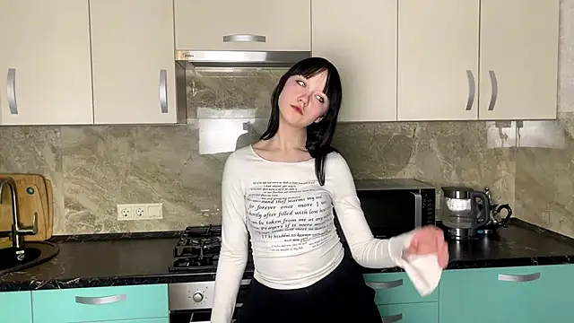 auroriell online show from April 6, 2026, 4:08 am