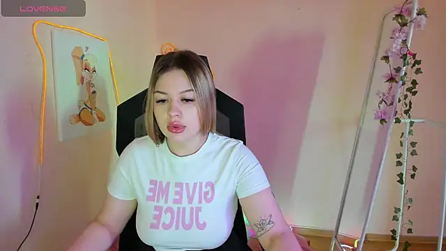 Snapshot of AmeliePeach chatting on May 20, 2026, 1:35 am AmeliePeach online show from May 20, 2026, 1:35 am