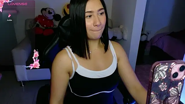 Snapshot of EvelynLeen_ chatting on May 1, 2026, 8:03 pm EvelynLeen online show from May 1, 2026, 8:03 pm